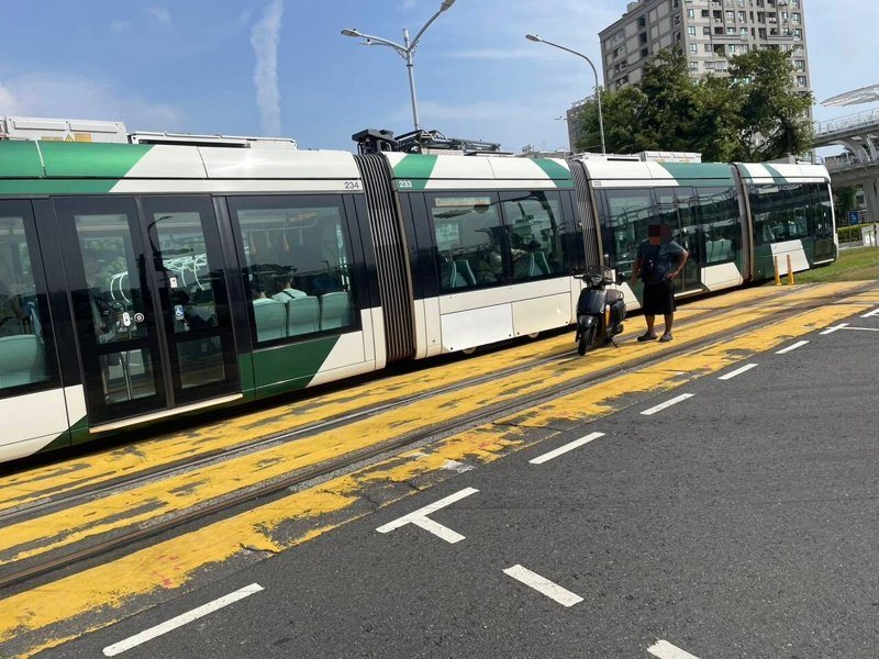 嚴姓男子騎車違規右轉，遇輕軌列車經過，摔傷還吃官司。記者林保光／翻攝