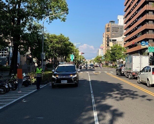 高市6歲蔡姓女童昨天傍晚突從三民公園過馬路，當場遭休旅車輾過，雙腿骨折被送醫，女駕駛肇逃後到案稱不知輾到人。記者石秀華／翻攝