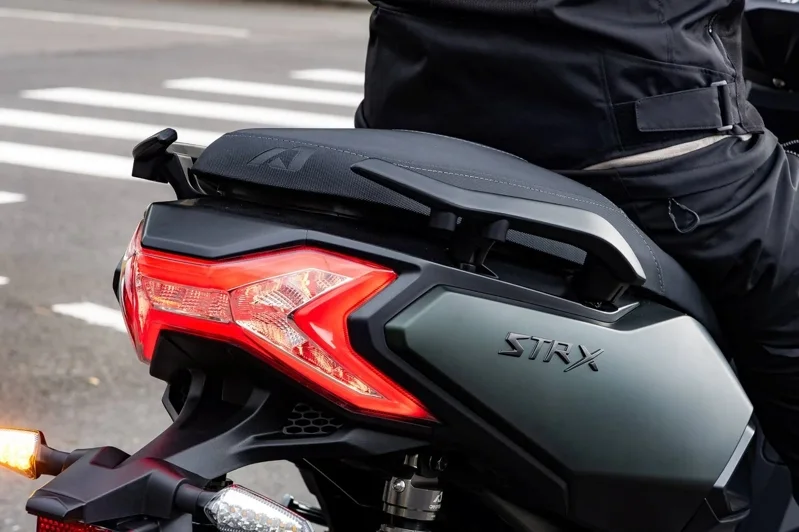 STR X 300首度導入「X字立體導光LED尾燈」,不僅打造出獨一無二的品牌辨識度,更大幅增加夜間行車安全。 圖/宏佳騰 提供