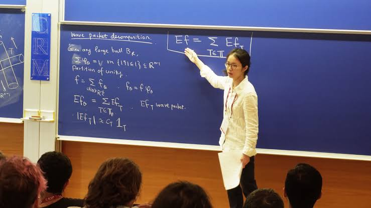 ▲王虹在课堂上讲授数学。(图源:网络)