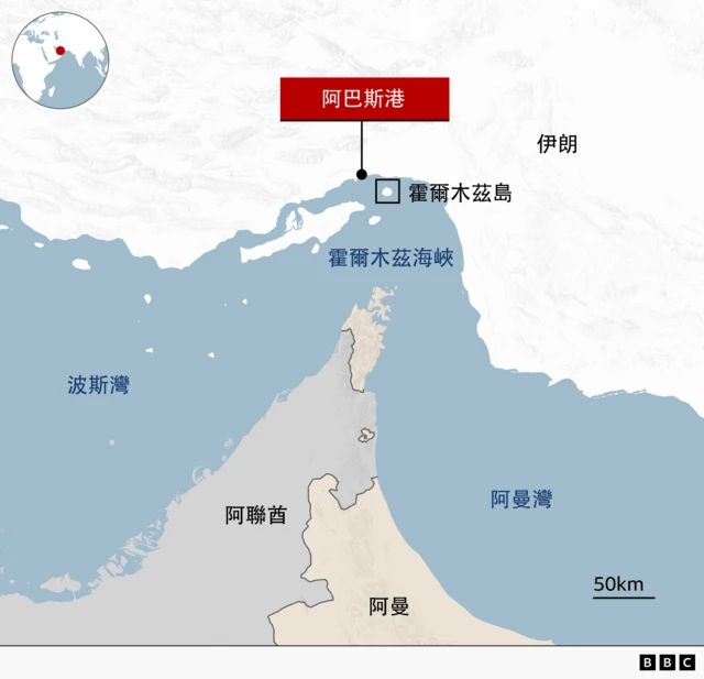 一张展示霍尔木兹海峡的地图。北面是伊朗,标有阿巴斯港(Bandar Abbas)和霍尔木兹岛;南面是阿联酋和阿曼。