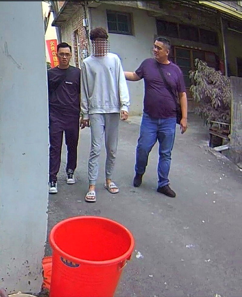 台中市李姓男子（中）淪為詐騙集團車手，市刑大循線查獲送辦。記者陳宏睿／翻攝