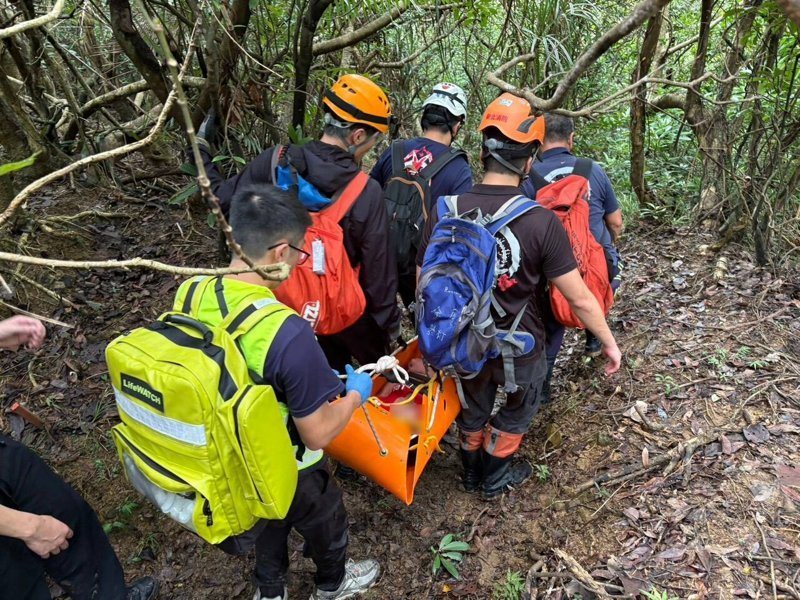 東北角貢寮區卯澳地區的登山步道，今天近午有4人遭蜂螫傷，其中1名婦人無力行走。消防人員到場救護，護送4人下山後送醫治療。記者邱瑞杰／翻攝