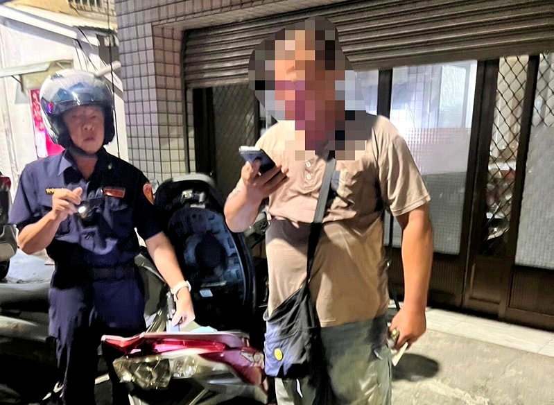 溫姓男子（右）涉嫌持刀恐嚇里長，警方到場處理。記者林保光／翻攝
