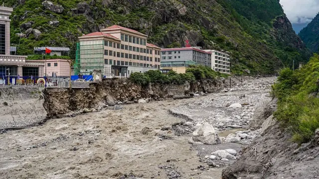 2025年7月11日,拉苏瓦加迪洪灾摧毁了中尼友谊桥、道路和一座水力发电变电站,并冲走了尼泊尔拉苏瓦县的车辆。