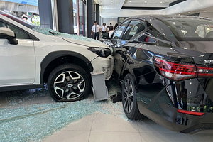 高雄婦看新車變撞新車!駕Subaru誤踩油門暴衝 撞進Nissan展間