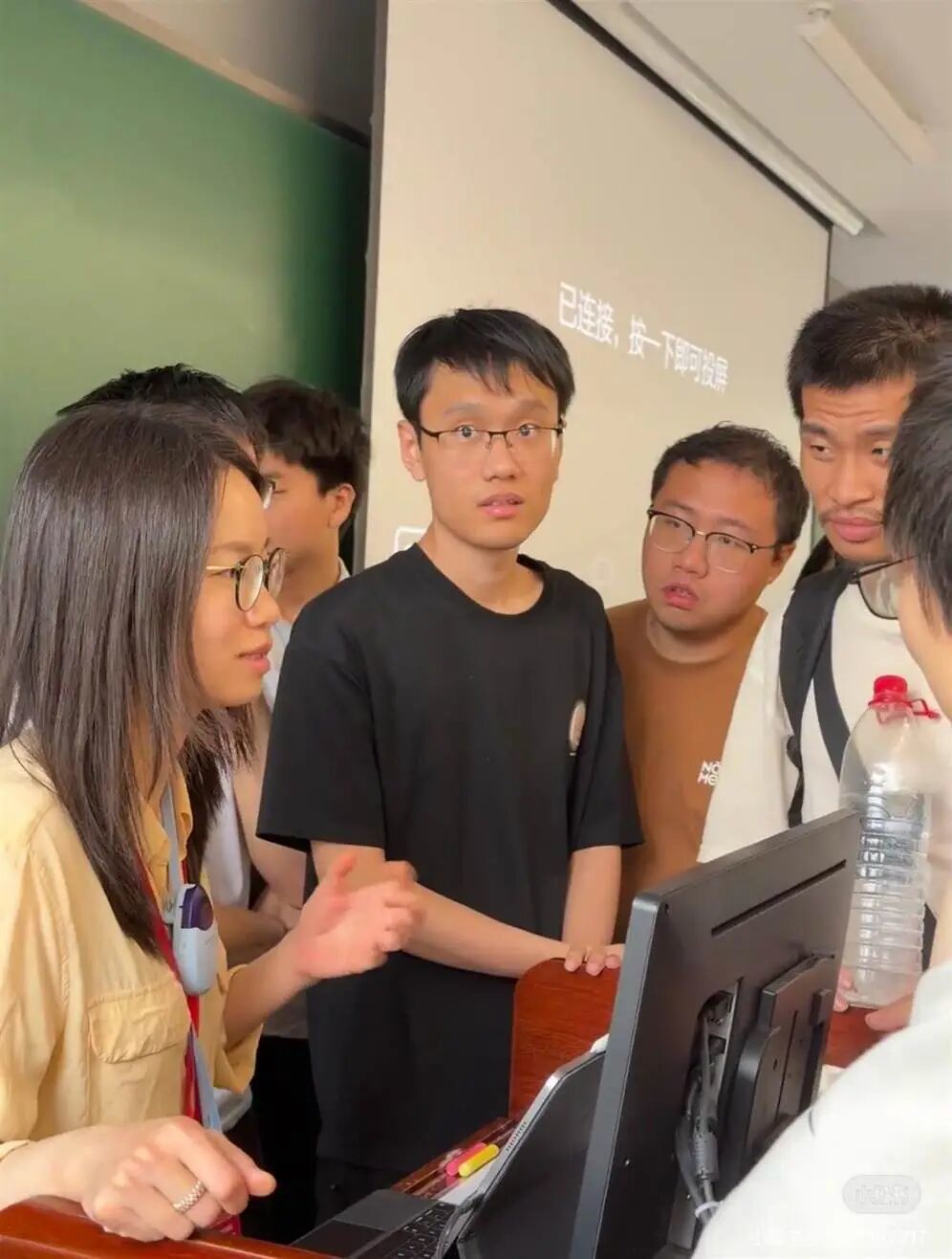 韦东奕又去听王虹教授讲座了,连续三天坐第一排听讲,还有学生为王虹献花 | 极目新闻