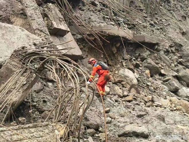 现场画面:吉隆口岸泥石流痕迹目测高达60米左右,有20层楼高,河道依然处于损毁状态