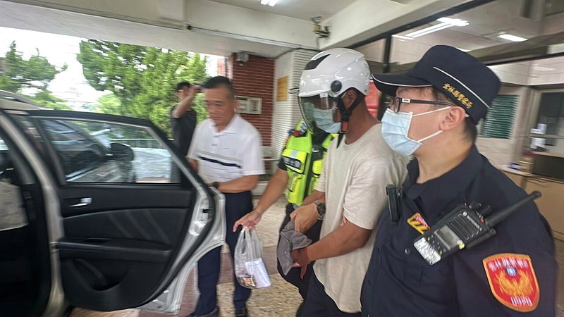 涉嫌酒駕撞死一名高職生的陳嫌，今天下午被移送法辦，被問到自己脫罪會不會太惡劣，他不發一語。記者蔡維斌／攝影