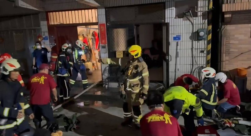 基隆大樓火警煙太大家屬難開門救人,60歲男屋主被消防人員救出時OHCA。記者游明煌/翻攝