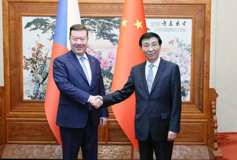 7月23日,大陸全國政協主席王滬寧在北京會見捷克眾議長岡村富夫。 新華社