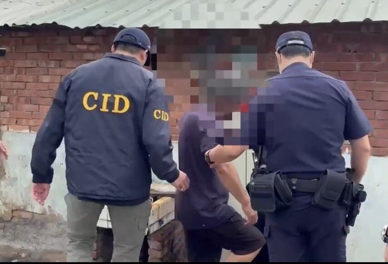 彰化縣芬園鄉一處荔枝園昨天上午被發現一具由保鮮膜裹覆的女屍，屍體已呈黃蠟化，警方已拘提3名涉案的林姓男子，並仍在確認死者身分。圖／消防局提供