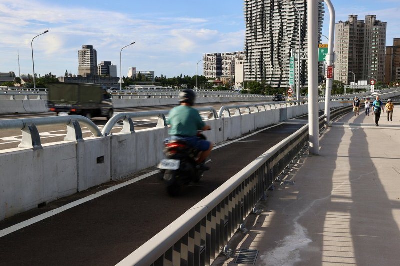 淡江大橋機車道日前發生自摔車禍,救護人員到場花了一番功夫才把傷者載上救護車,再度引發機車道寬度過窄的爭議。圖非新聞當事者。 記者林伯東/攝影