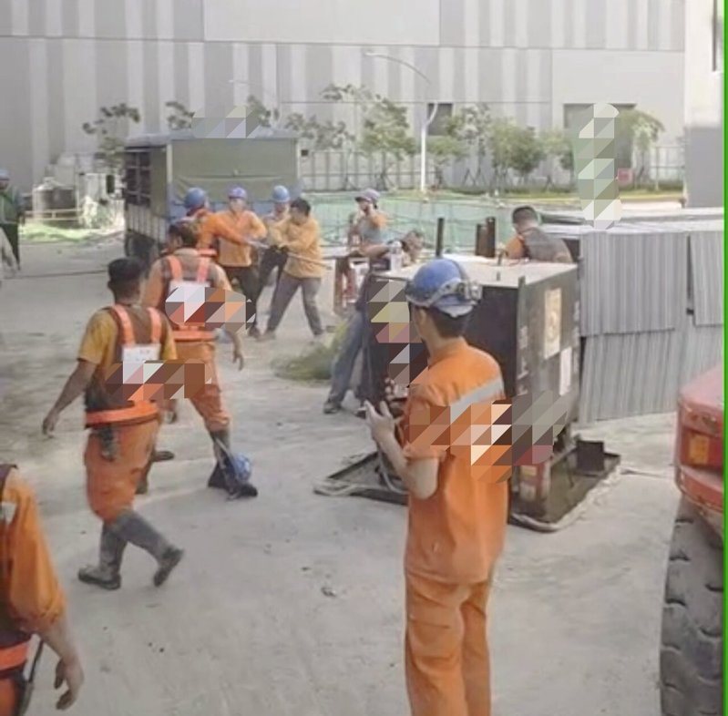 因施工順序認知不同發生口角，台積電南科工地今上午傳出工人鬥毆，現場亂成一片。圖 ／ 民眾提供
