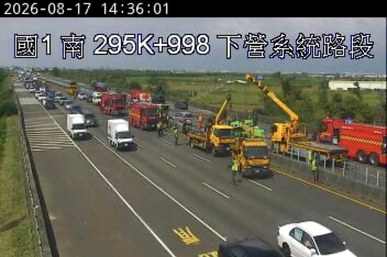 國道1號下營南下路段化學槽車翻覆駕駛沒呼吸心跳，雙向大塞車警籲改道。記者周宗禎／翻攝