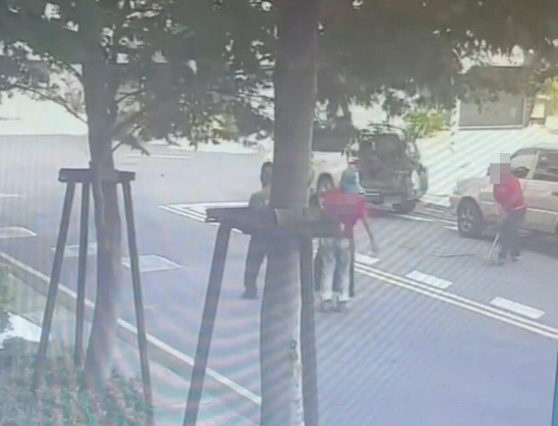 溫姓男子與同居友人劉姓女子昨天上午發生口角，溫男出手將人推倒，劉女一氣之下失控持割草機等工具破壞車輛，試圖攻擊對方。記者王駿杰／翻攝