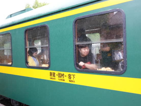 中外网红乘坐森林小火车 供图 上犹县融媒体中心