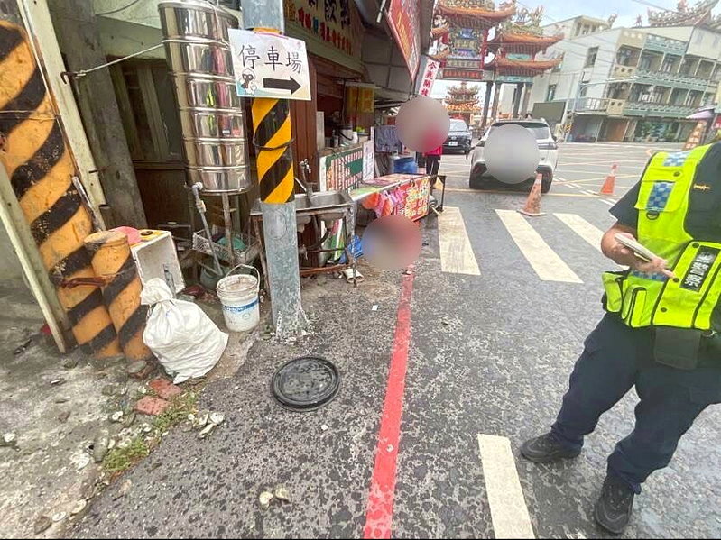 南市七股傳死亡<a href='/search/tagging/2/車禍' rel='車禍' data-rel='/2/112280' class='tag'><strong>車禍</strong></a>，男大生駕車載4人疑恍惚撞死路旁蚵女，圖為事故現場。記者謝進盛／翻攝