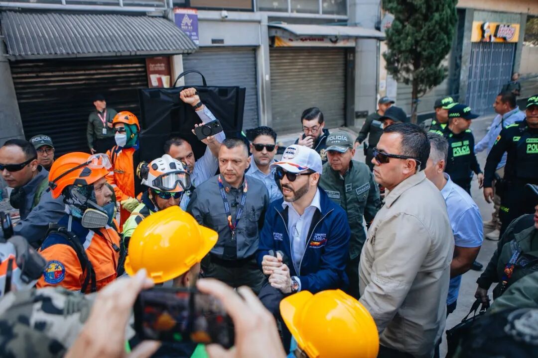 哥伦比亚总统德拉埃斯普列亚到访地震灾区。（图源：德拉埃斯普列亚X账号）