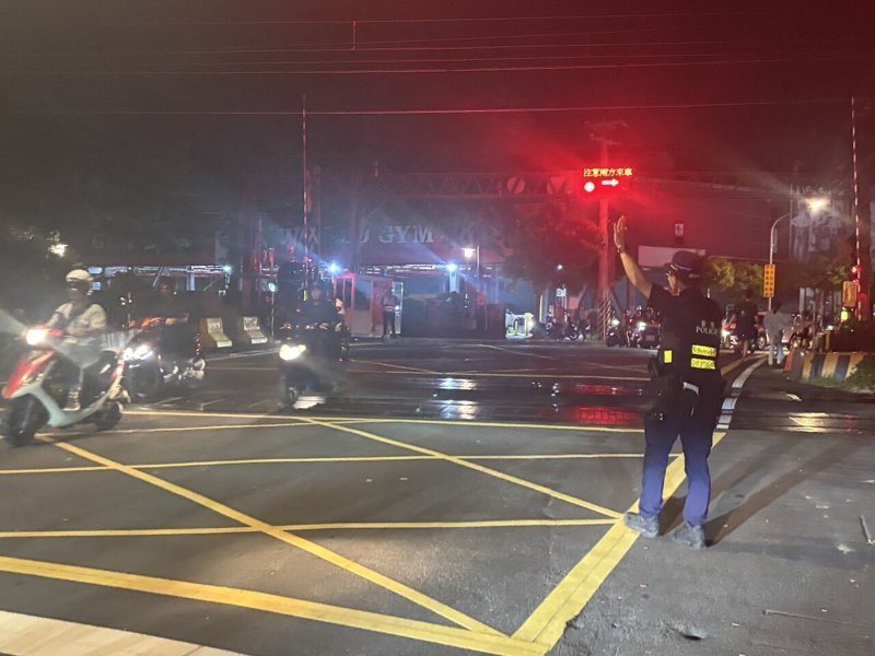 台鐵內壢站因為號誌異常,導致興仁路平交道車流回堵,警方獲報後到達現場指揮交通,台鐵人員仍在搶修中。圖/鐵路警察局提供