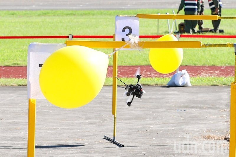 國防部明天將於台北復興崗營區舉辦「2026全國空氣軟槍競技射擊比賽－北區初賽」活動。特戰指揮部進行無人機攻擊展演。記者林伯東／攝影