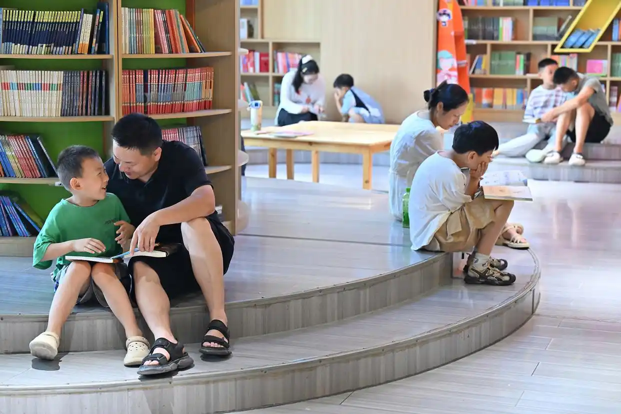 △2026年7月4日,小朋友在河南商丘市新华书店阅读。