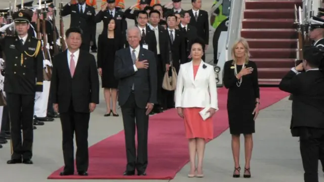 中国国家主席习近平在2015年9月24日抵达美国马里兰州安德鲁斯军用机场,开始访美行程第二站,美国副总统乔·拜登(Joe Biden)和夫人吉尔·拜登教授(Prof Jill Biden)亲自到机场迎接。(雷旋摄)