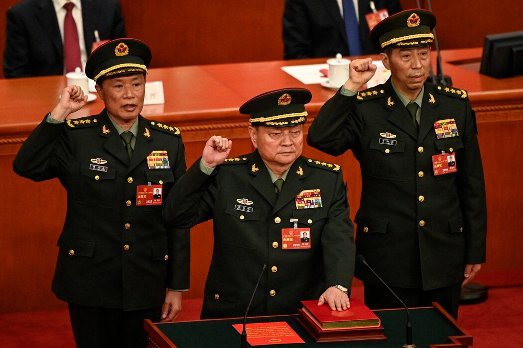 2023年，张又侠（中）在当选中央军委副主席后宣誓就职。张又侠随后被拘留，并被指控贪腐。