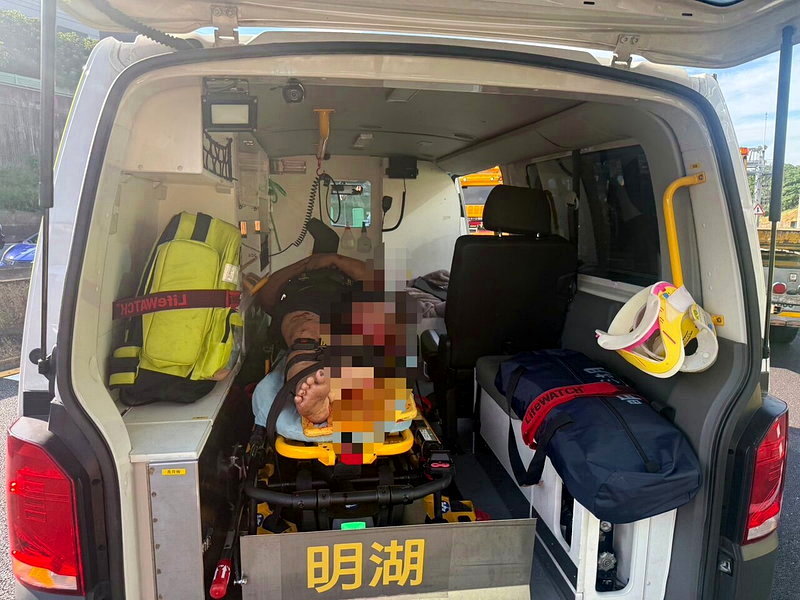 消防局說，到場後發現現場為三台車車禍，包括大貨車、小貨車及小客車，小貨車駕駛高男受困送醫。圖／新竹市消防局提供