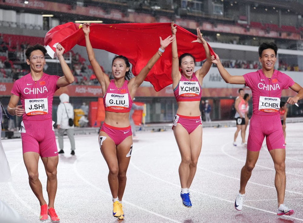 9月29日,中国队选手施君豪、刘国怡、陈妤颉和陈锦丰(左至右)在4X100米混合接力决赛后庆祝。新华社记者 贾宇辰 摄
