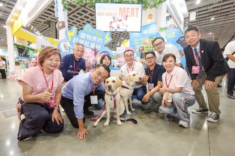 國民黨新北市長參選人李四川（中）與立委洪孟楷（左二）參觀寵物用品展，與導盲犬及現場業者合影留念。圖／李四川競辦提供