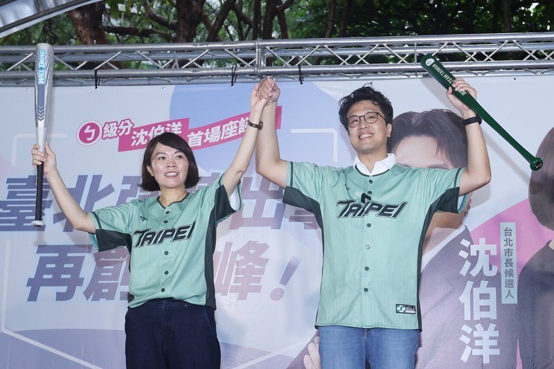 民進黨台北市長參選人沈伯洋今出席與議員首場座談會，僅管北市今天天氣狀況不佳，但現場仍聚集不少支持者，而沈伯洋原本今天也預定要在台上高歌一曲但也因各地出現淹水情況，只能先暫時喊卡。記者蘇健忠／攝影