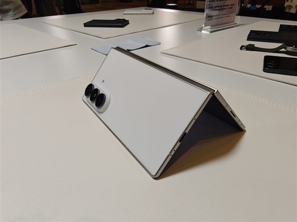 14999元!三星Galaxy Z Fold8 Ultra图赏:薄至8.9mm 仅重215g