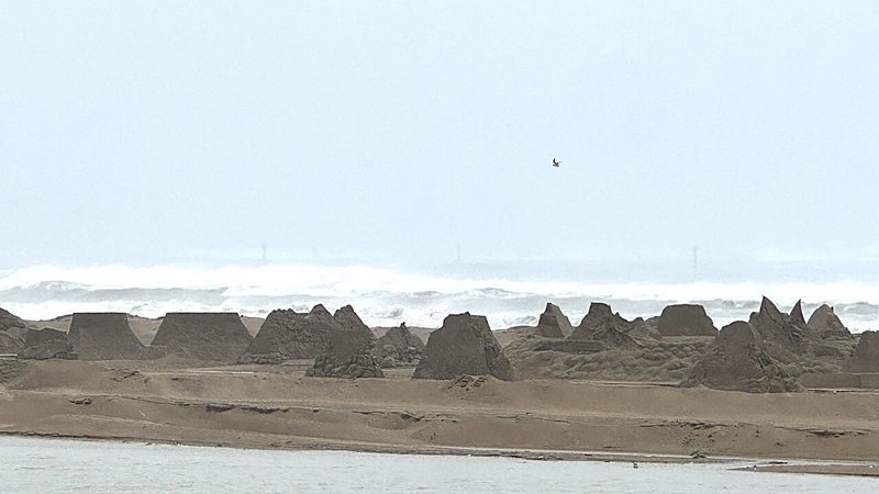 福隆40座沙雕挺過巴威颱風，築3米防護沙牆「史瑞克」屹立不搖。圖／福容大飯店福隆提供