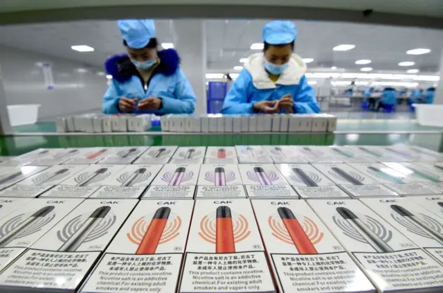 在中国河北省邯郸市的一家电子科技公司，工人们正在电子烟生产线上工作。