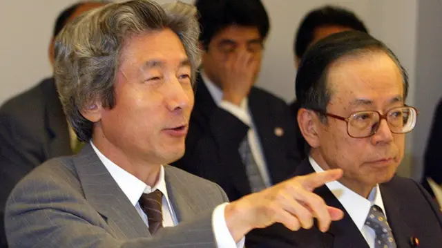 小泉纯一郎（左）与福田康夫（右）在首相官邸出席内阁会议（8/7/2003）