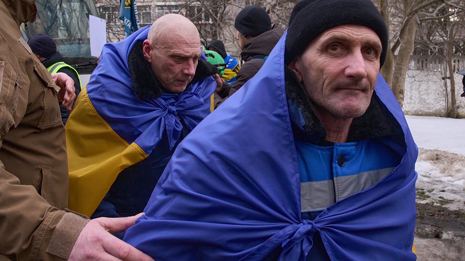 Украинские солдаты, вернувшиеся из российского плена, выходят из автобуса во время обмена военнопленными между Россией и Украиной в Черниговской области, Украина, четверг, 5 марта 2026 года.