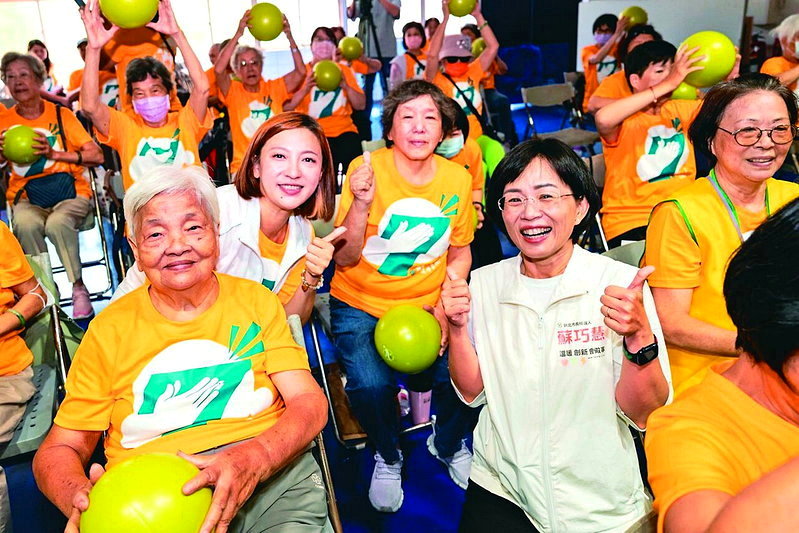 民進黨新北市長參選人蘇巧慧(右二)昨至新店出席公益樂齡運動活動。圖/蘇巧慧競辦提供