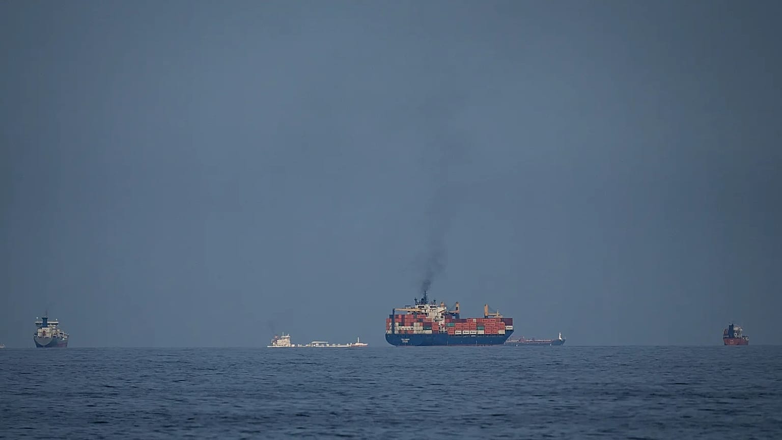 Нефтяные танкеры и грузовые суда в Ормузском проливе, 11 марта 2026 года