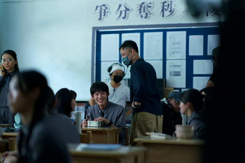 導演謝駿毅(右)指導余杰恩演出。圖/奇蹟映畫所提供