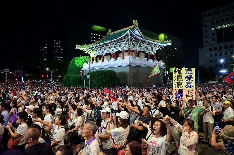 國民黨前天在凱達格蘭大道發起「我是人,我反毒台」集會活動,數萬人在總統府前表達對民進黨政府的不滿,手舉標語要「賴清德道歉、卓榮泰下台」。聯合報系資料照