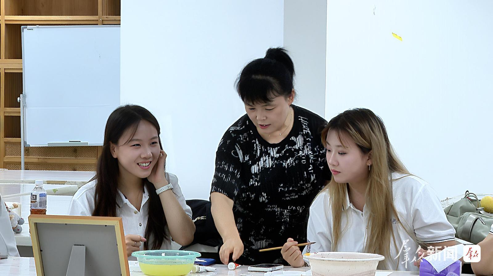 7月30日，来自西北工业大学文化遗产研究院的学生走进安塞，安塞民间绘画市级代表性传承人王福丽为学生们现场授课。通讯员 白雪摄
