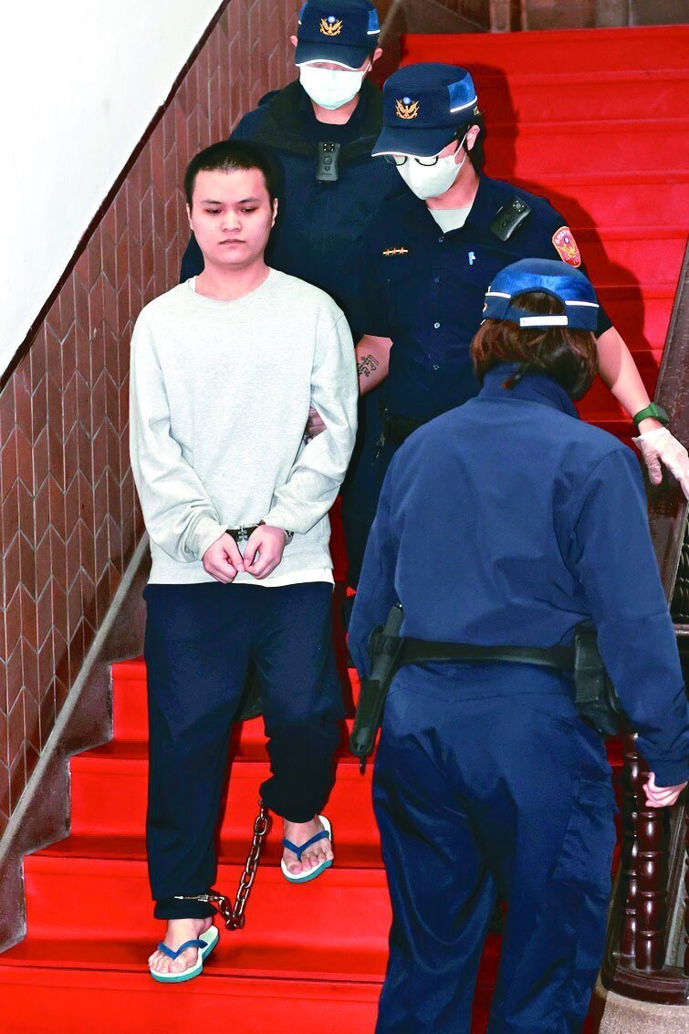 張泓毅(左)勒斃陳姓妻子、岳母及三歲繼子,一審依家暴殺人等罪判他三個<a href='/search/tagging/2/死刑' rel='死刑' data-rel='/2/103631' class='tag'><strong>死刑</strong></a>,為<a href='/search/tagging/2/國民法官' rel='國民法官' data-rel='/2/136978' class='tag'><strong>國民法官</strong></a>庭判死首案,<a href='/search/tagging/2/台灣高等法院' rel='台灣高等法院' data-rel='/2/109571' class='tag'><strong>台灣高等法院</strong></a>昨駁回張上訴。聯合報系資料照