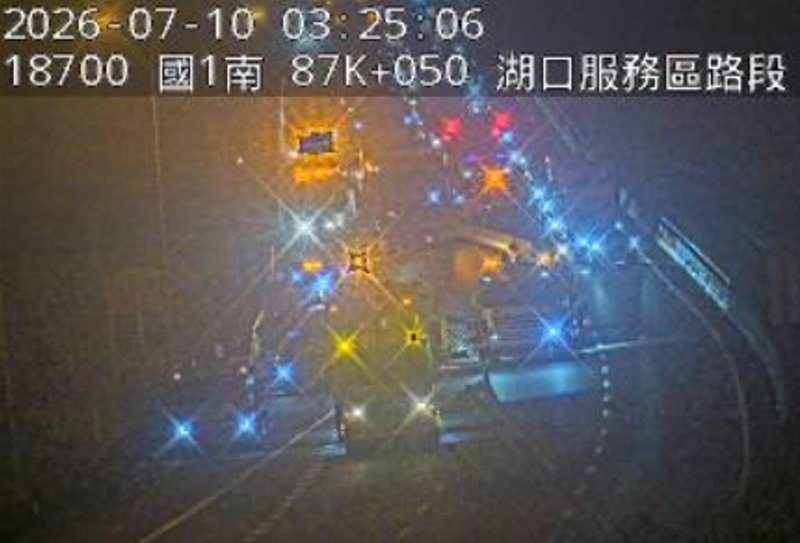 國1北向87.3K交通事故,目前全線封閉中。圖/取自高公局1968即時路況