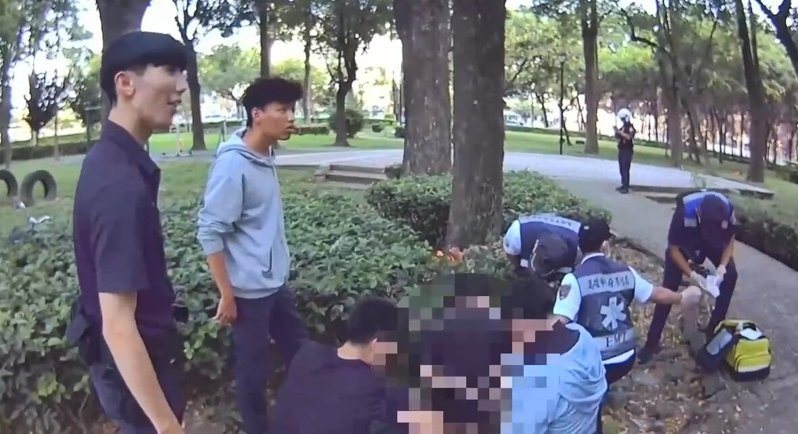 陳姓男子因毒品案遭判10年入監前逃逸5年,今天傍晚因騎車上人行道被攔查拒捕,持刀劃頸自殘,警鳴6槍噴辣椒水制伏。記者石秀華/翻攝