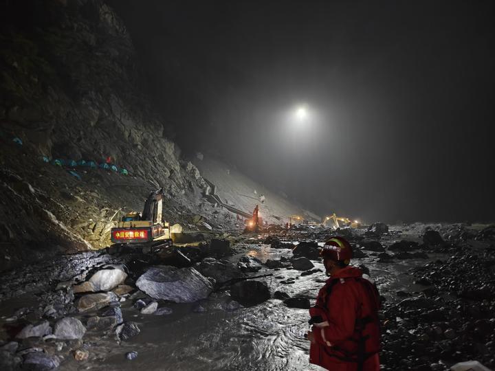 这是9月1日夜间拍摄的道路抢修现场。（中国安能供图）