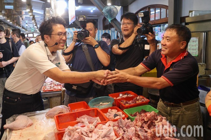 民進黨台北市長參選人沈伯洋（左）上午到台北士林市場掃街拜票。記者林伯東／攝影