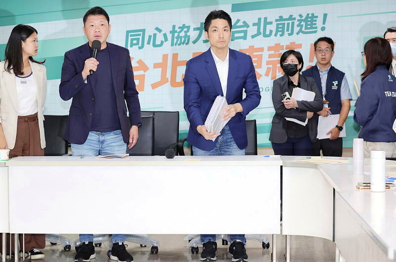 台北市長蔣萬安前往台北市議會向民進黨黨團說明重大議法案,在各局處報告完後,黨團總召王閔生(左二)表示「重大法議案預算,我們自然會各本權責,做好我們監督的工作,今天市長帶領市府拜會會議,我們就此結束」,蔣萬安(左三)市長帶領團隊離開會場。記者曾學仁/攝影