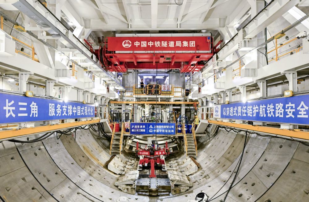 2026年7月30日，世界最大直径高铁盾构机——崇太长江隧道“领航号”，成功穿越长江水域，实现崇太长江隧道水域段盾构隧道贯通，为我国首次实现高铁时速350公里“穿江不减速”奠定基础。这是施工现场。新华社记者 陈浩明 摄