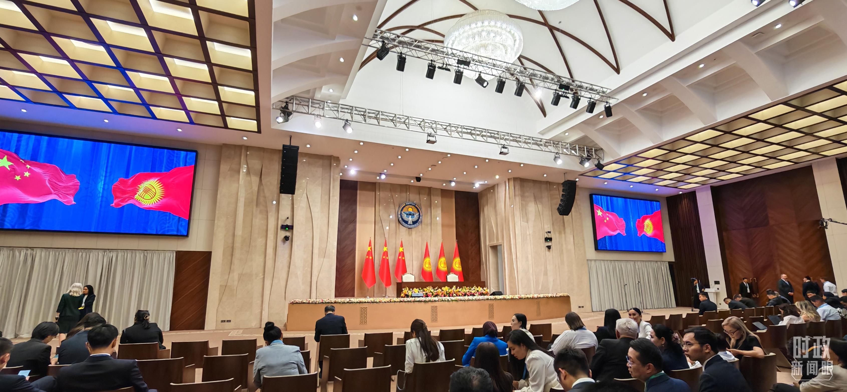 △两国元首签署文件现场。（总台央视记者郭鸿拍摄）